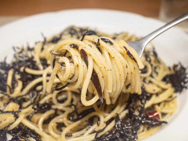 パスタをフォークで持ち上げた写真