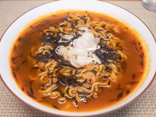 ミネラルたっぷり「辛ラーメン・ブラック」