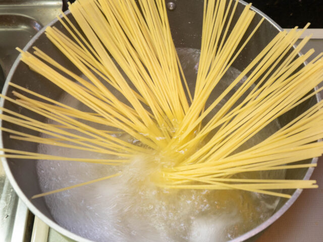 パスタを茹でる写真