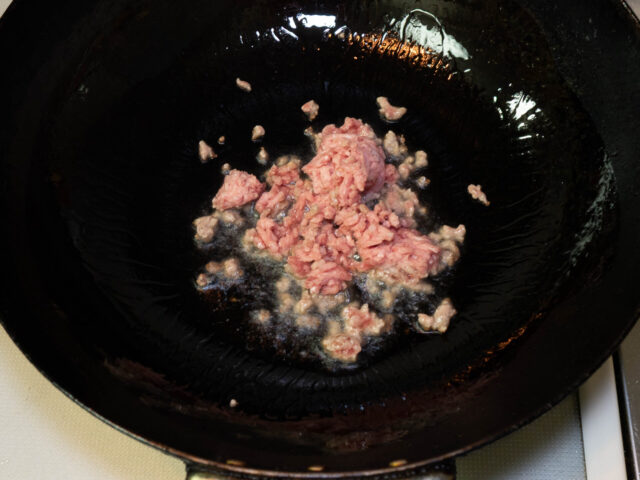 ひき肉を炒める写真