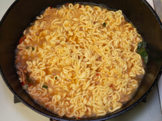麺をほぐして煮る写真
