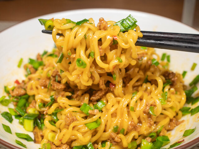 麺を箸で持ち上げた写真