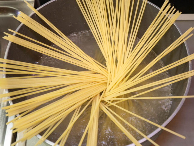 パスタを茹でる写真