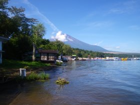 湖畔から望む富士