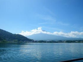 河口湖畔から望む富士